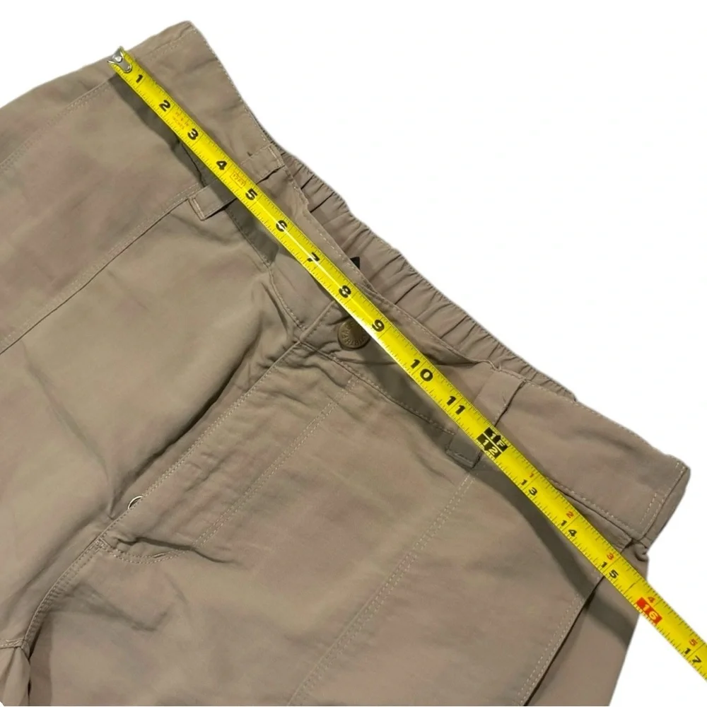 The North Face convertible cargo‎ hiking pants in a beige or tan color Men’s - M